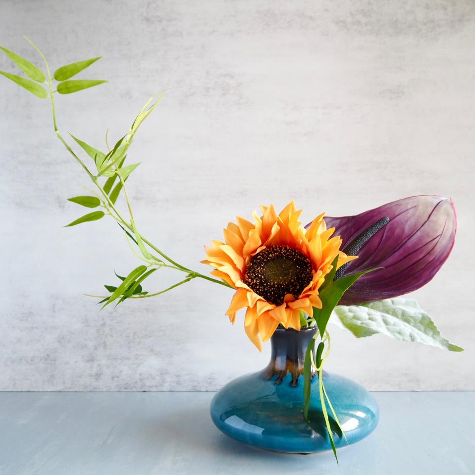 【花器付き】笹の葉とひまわりとアンスリュームの夏の和風アレンジ