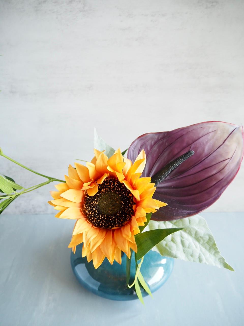 【花器付き】笹の葉とひまわりとアンスリュームの夏の和風アレンジ | 2枚目