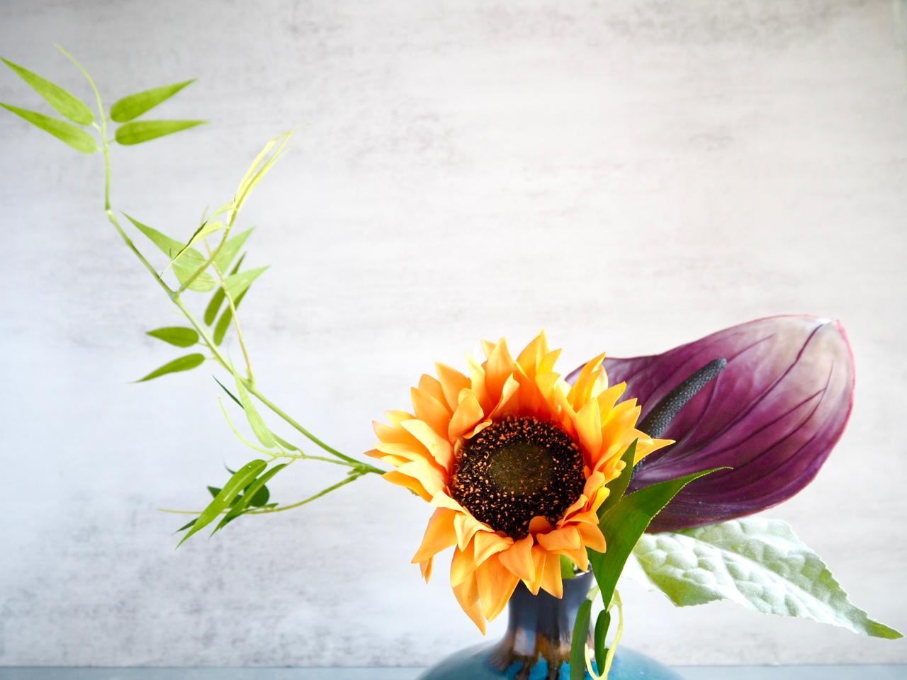 【花器付き】笹の葉とひまわりとアンスリュームの夏の和風アレンジ | 4枚目