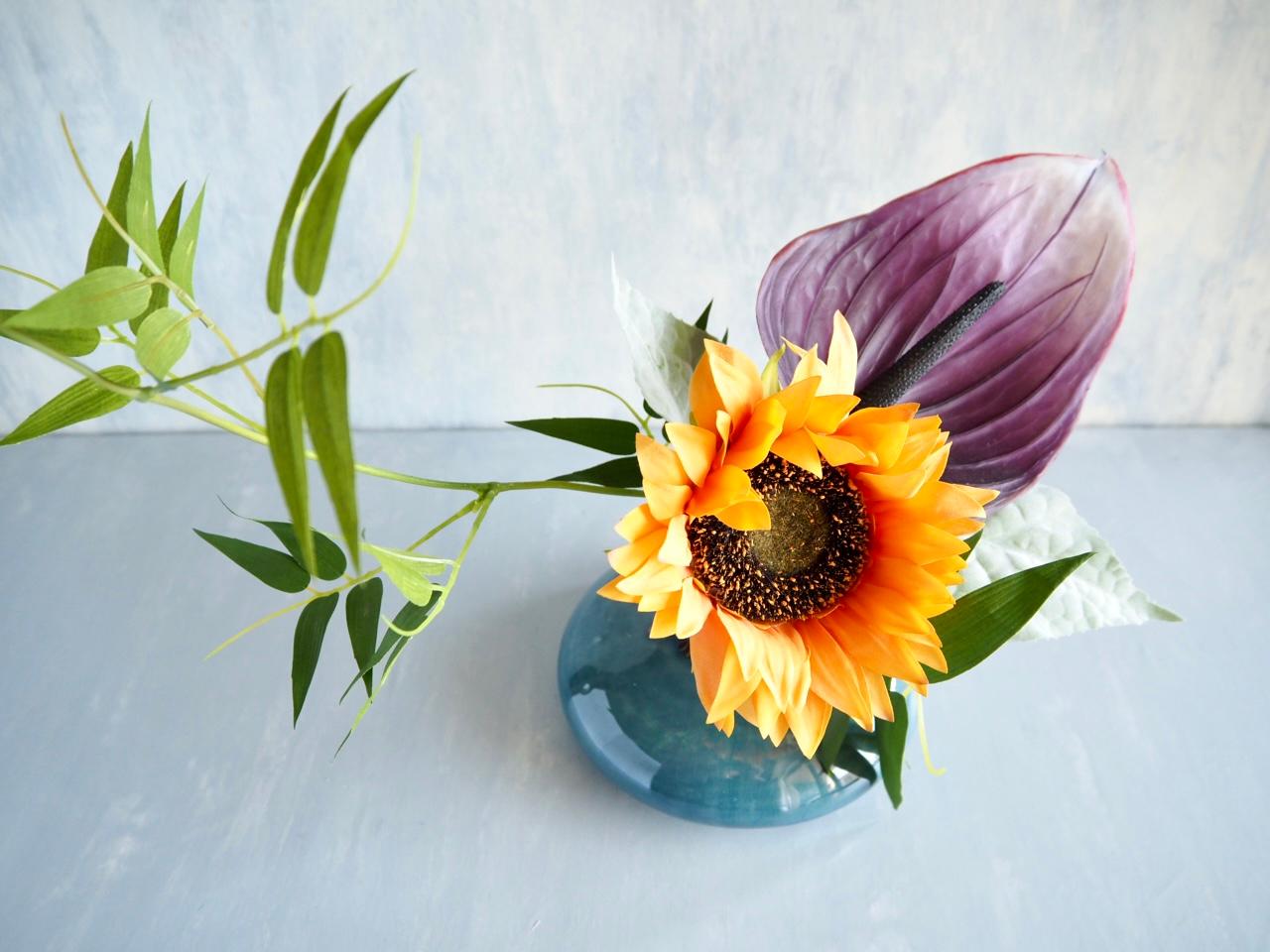 【花器付き】笹の葉とひまわりとアンスリュームの夏の和風アレンジ | 6枚目