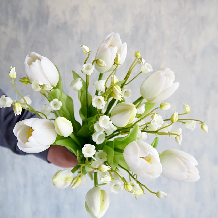 リアル造花チューリップとスズランのブーケアレンジ | 2枚目