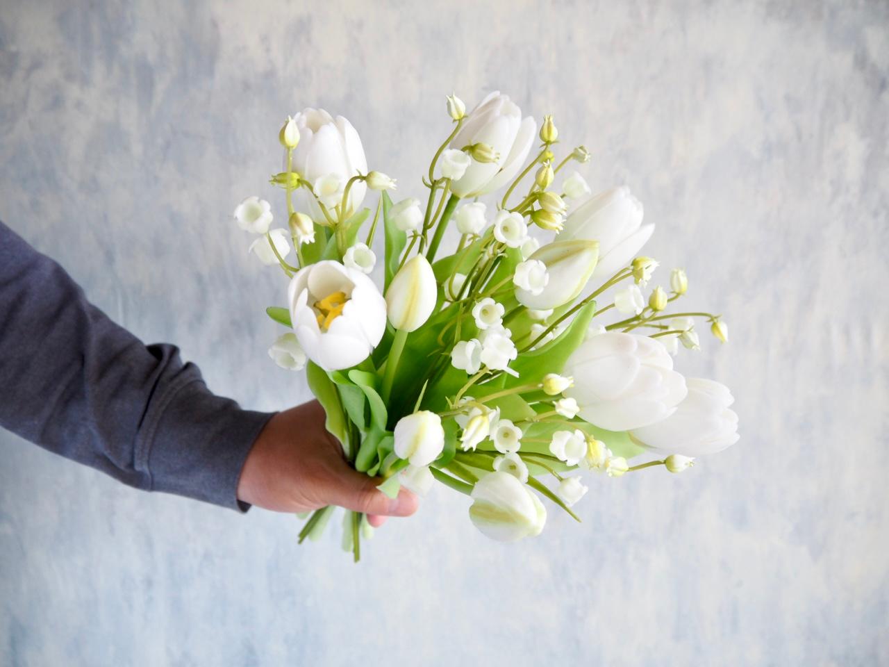 リアル造花チューリップとスズランのブーケアレンジ | 3枚目