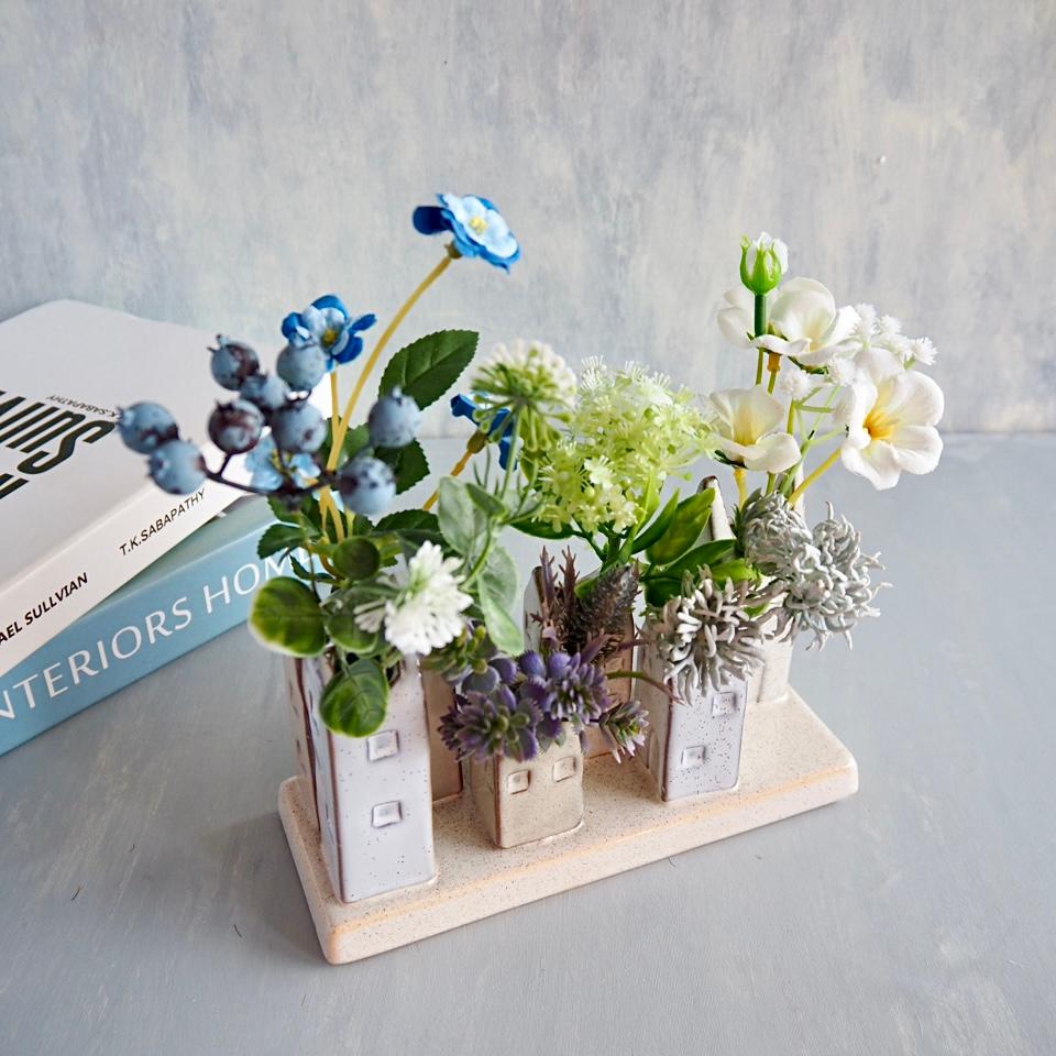 ミニチュアハウスの街並みに咲く 花のアレンジメント（アーティフィシャルフラワー）