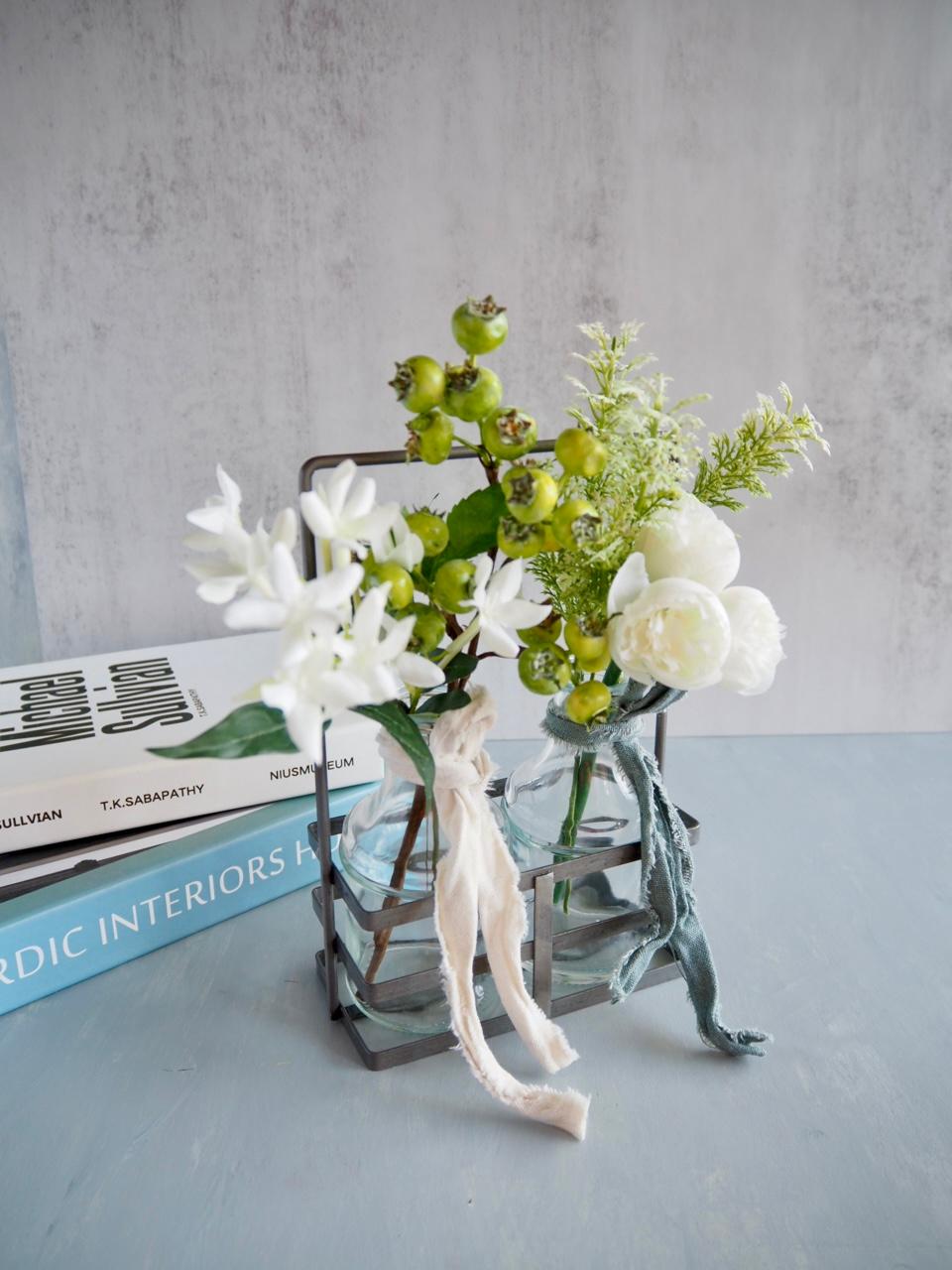 ダブルボトル型のホワイトグリーンのアーティフィシャルフラワーアレンジメント【花瓶付き】