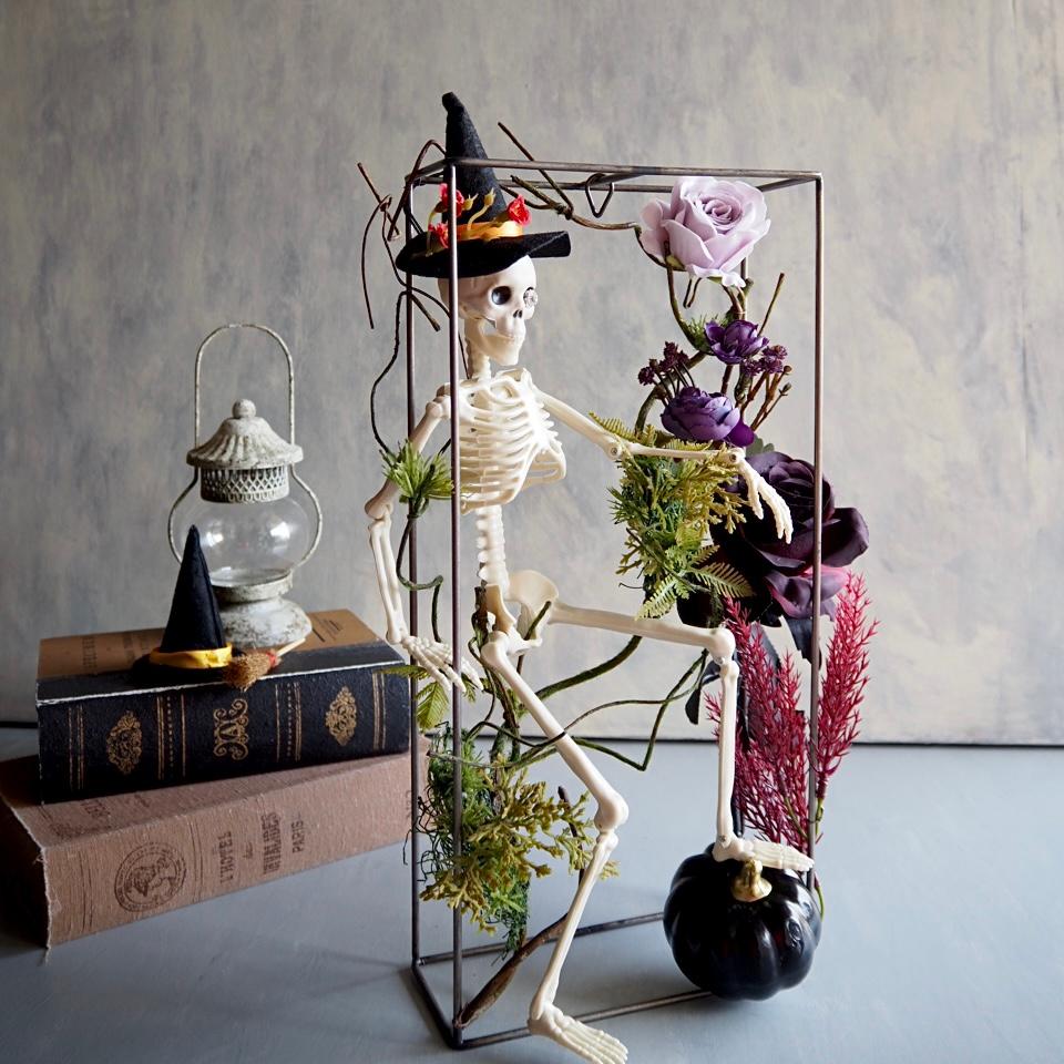 ゴシックハロウィン フレームに閉じ込めた骸骨と黒薔薇のアレンジメント
