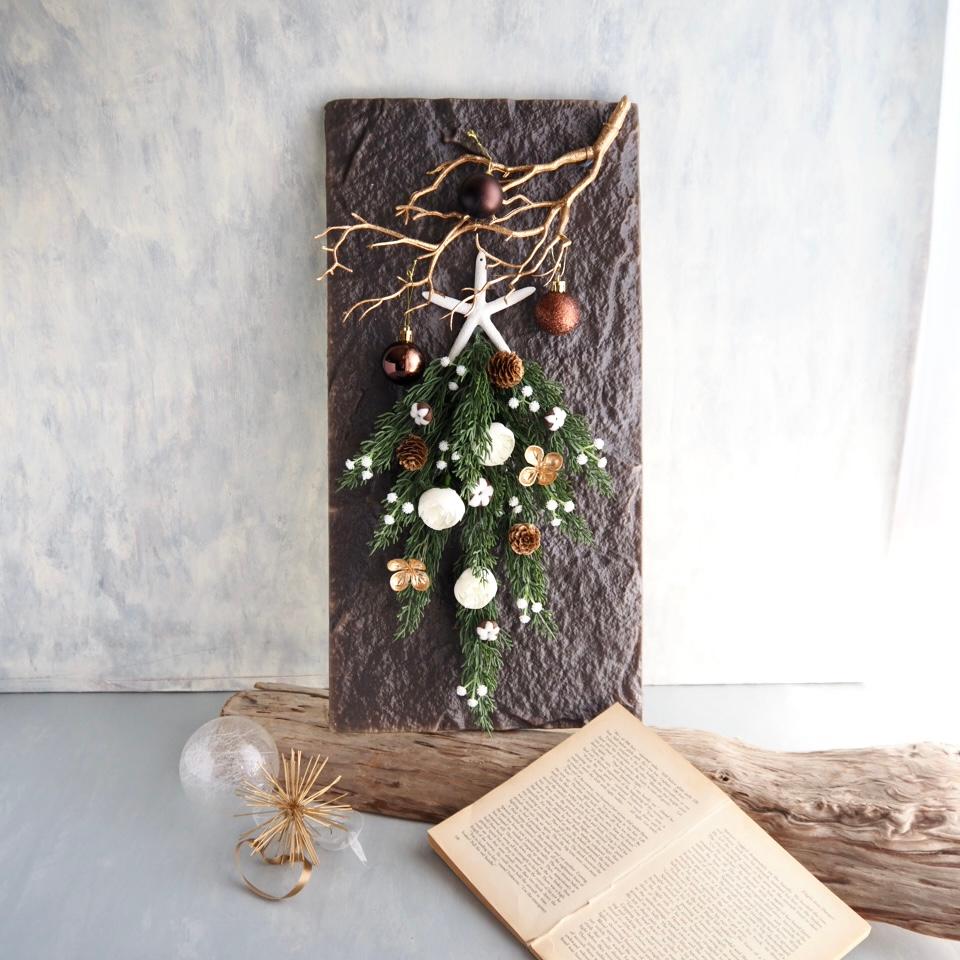 【クリスマス】壁掛けスワッグアレンジ／ ゴールド × グリーン＆ホワイト／アーティフィシャルフラワー／モダンインテリア