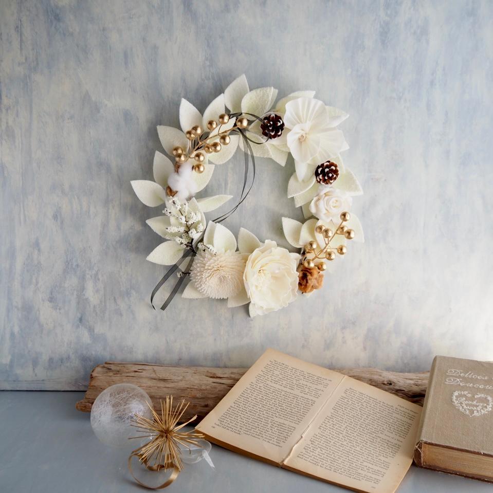 ホワイト＆ゴールドのソラフラワーリース／アーティフィシャルフラワーリース／クリスマスリース