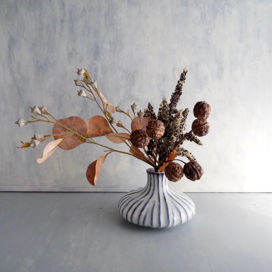 【花器付き】くるみとユーカリ枝のアートアレンジ／花瓶セット／アーティフィシャルフラワー