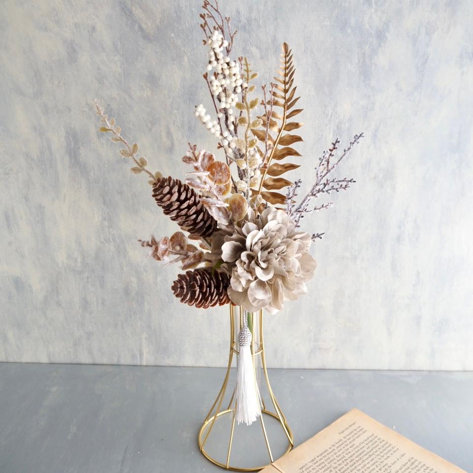 Golden Winter Bouquet – シャビーな冬のブーケ –ダリアと松ぼっくりのワイヤーベースアレンジ
